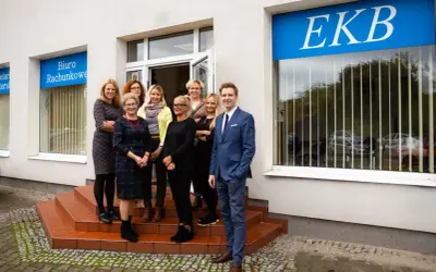 Zespół biura rachunkowego EKB przed budynkiem.