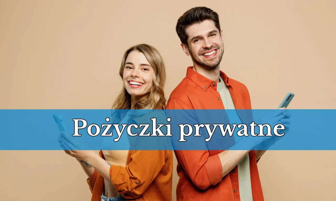 Uśmiechnięta para z telefonami w dłoniach. Szukacie informacji o pożyczki prywatne kogo polecacie?