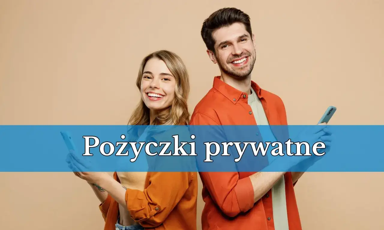 Uśmiechnięta para z telefonami w dłoniach. Szukacie informacji o pożyczki prywatne kogo polecacie?