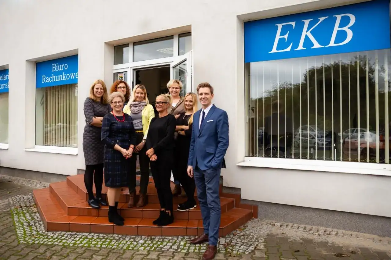 Zespół biura rachunkowego EKB przed budynkiem.
